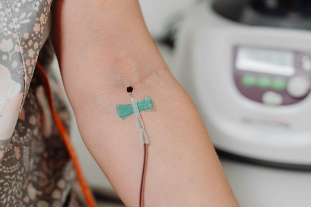 Détail en gros plan d'une prise de sang à l'aide d'une aiguille, adapté aux contextes médicaux.